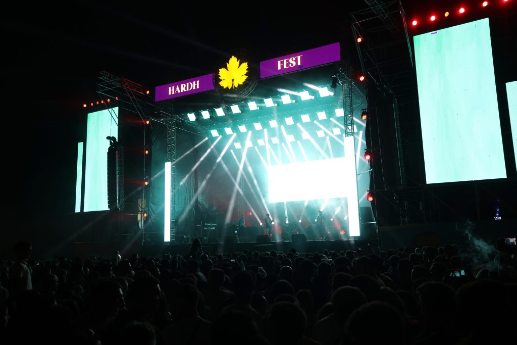 Hardh Fest — skena me dritat dhe publik natën