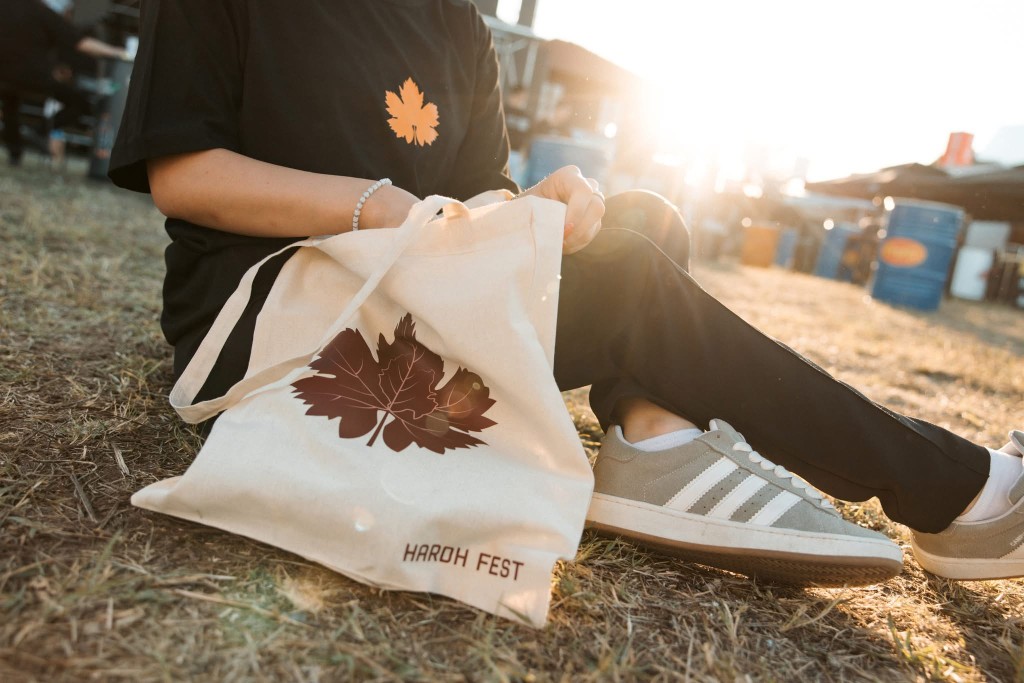 Stendi zyrtar i merch-it